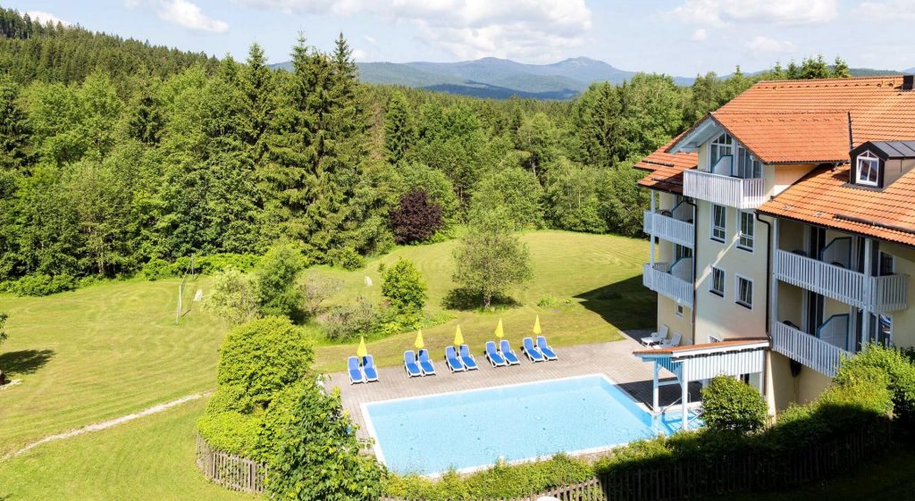 Hotel Ahornhof Aussenansicht mit Pool